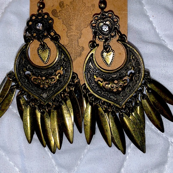 Jewelry - Beautiful western style inspired dangle earrings.